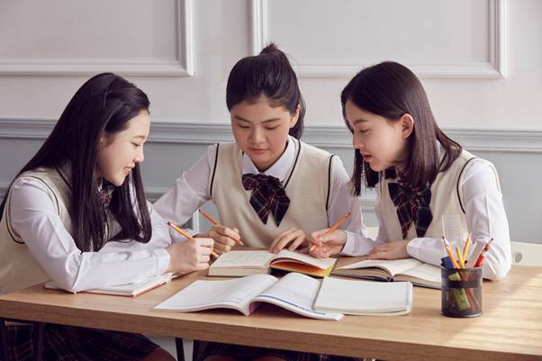 사람, 의류, 인간의 얼굴, 실내이(가) 표시된 사진  AI가 생성한 콘텐츠는 부정확할 수 있습니다.