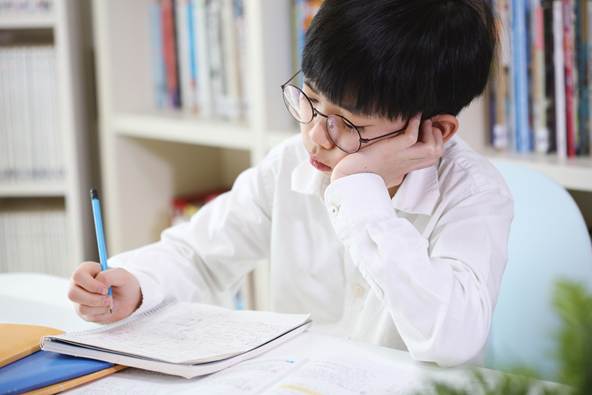 사람, 의류, 실내, 책이(가) 표시된 사진 AI 생성 콘텐츠는 정확하지 않을 수 있습니다.