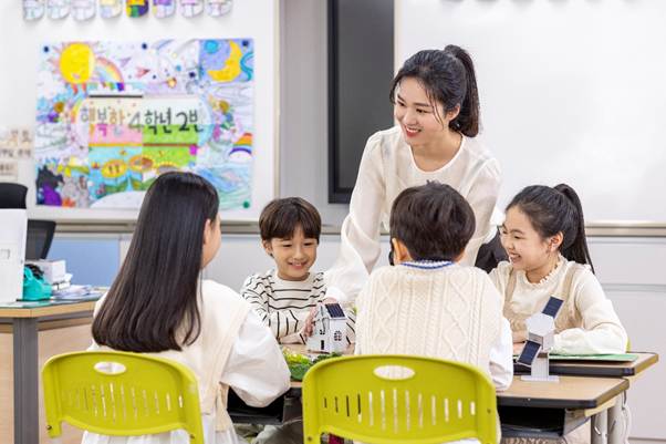 의류, 가구, 교육, 배우기이(가) 표시된 사진 AI 생성 콘텐츠는 정확하지 않을 수 있습니다.