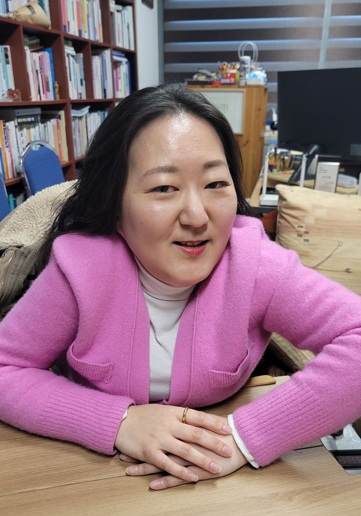 [용인=뉴시스] 박종대 기자 = 중증장애인으로 선천적 근육질환을 앓고 있는 이진영 박사가 27일 강남대학교에서 뉴시스와 인터뷰를 갖고 자신이 박사학위를 취득한 과정을 설명하고 있다. 2024.02.27. pjd@newsis.com *재판매 및 DB 금지