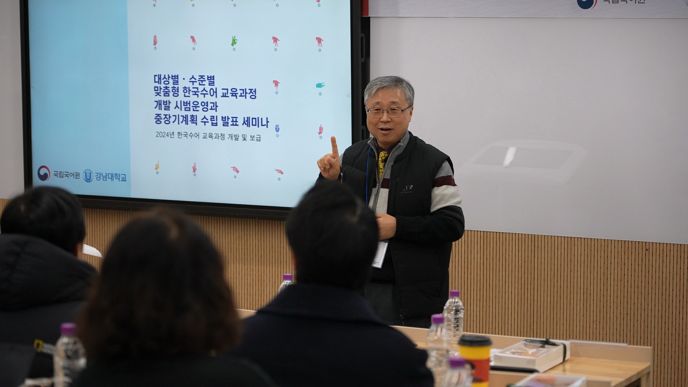 연구책임을 맡은 이준우 교수가 교육과정 시범운영의 첫 순서로 참여자들을 향해 인사말을 하고 있다. 