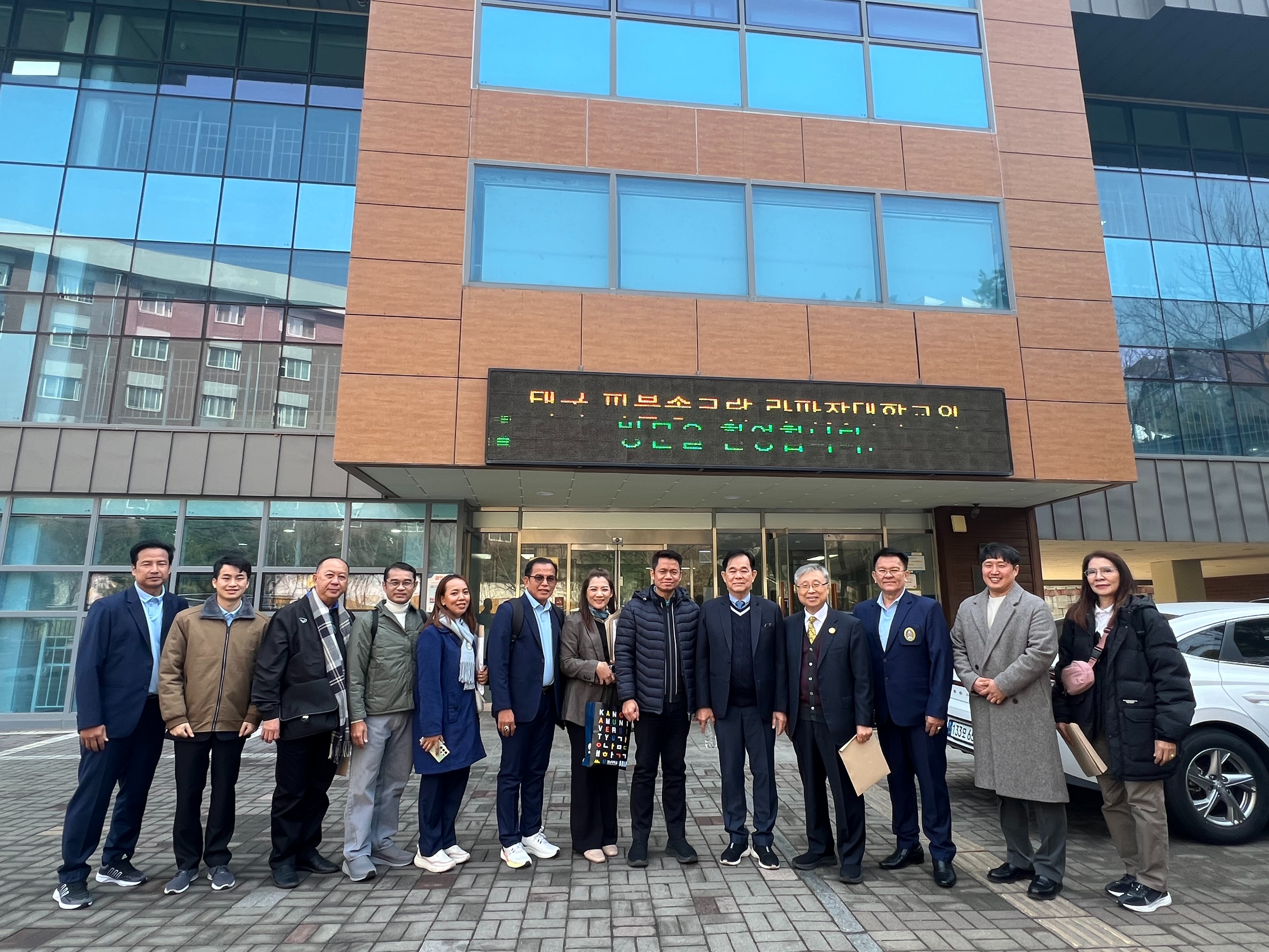다섯 번째 사진은 마지막 방문지인 용인강남학교 방문을 마치고 함께 기념사진을 촬영하고 있다.