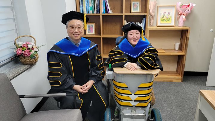 [용인=뉴시스] 강남대 사회복지학부 이준우(사진 왼쪽) 교수와 이 대학 부설 복지공감연구소에서 선임연구원으로 활동하는 이진영 박사가 지난 19일 강남대에서 열린 '2023학년도 전기 학위수여식'에 참석해 기념사진을 찍고 있다. (사진=강남대 제공) 2024.02.27. photo@newsis.com *재판매 및 DB 금지
