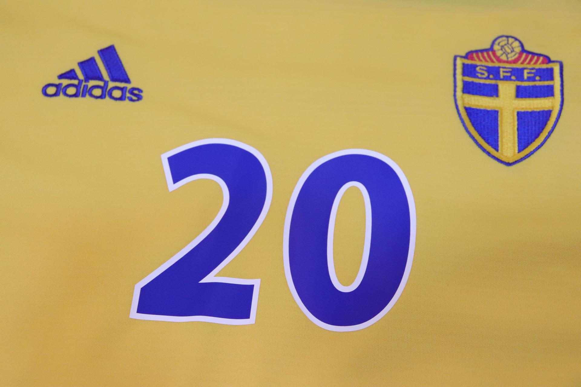 2000-2002 Sweden Home S/S #20 Larsson - L