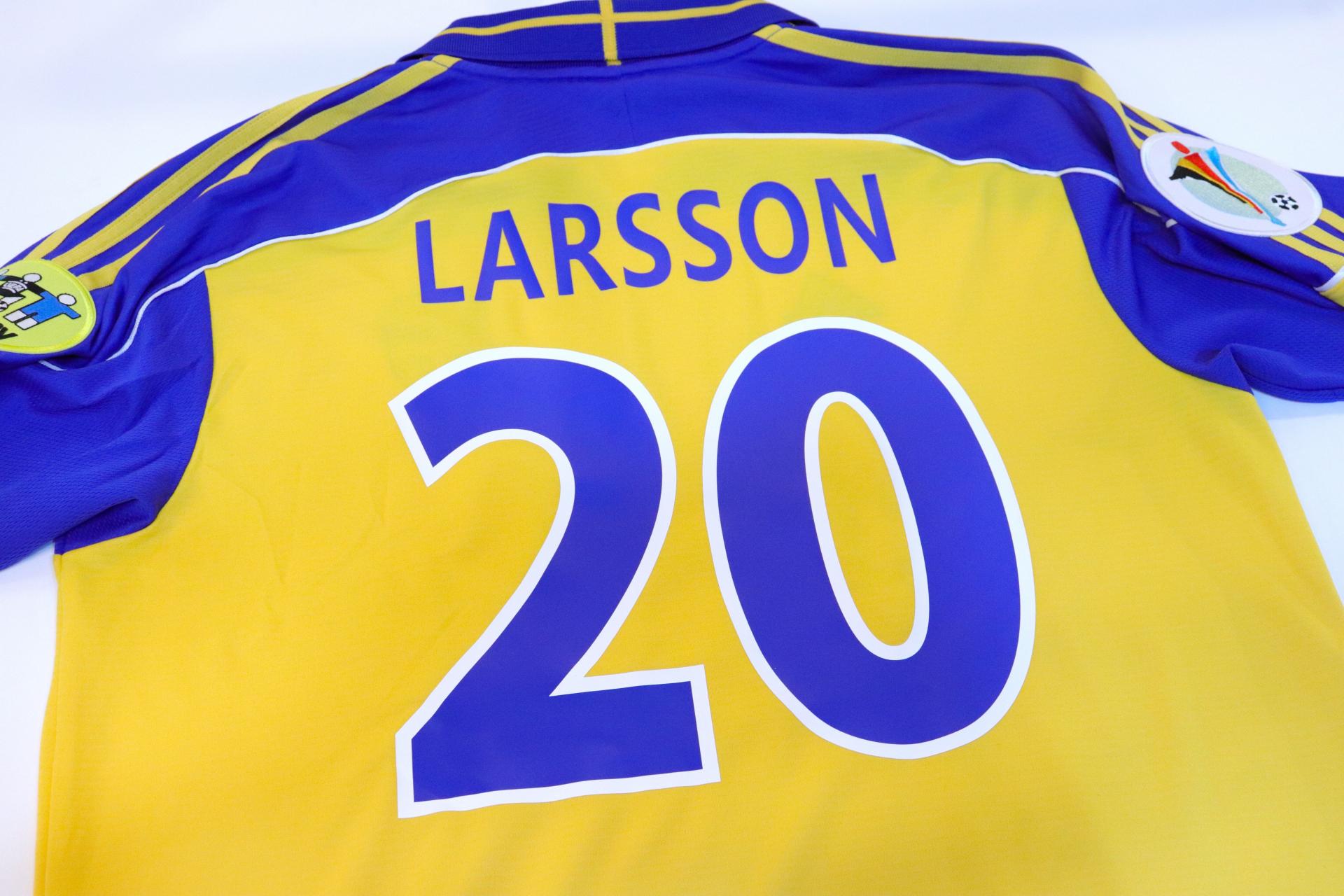 2000-2002 Sweden Home S/S #20 Larsson - L