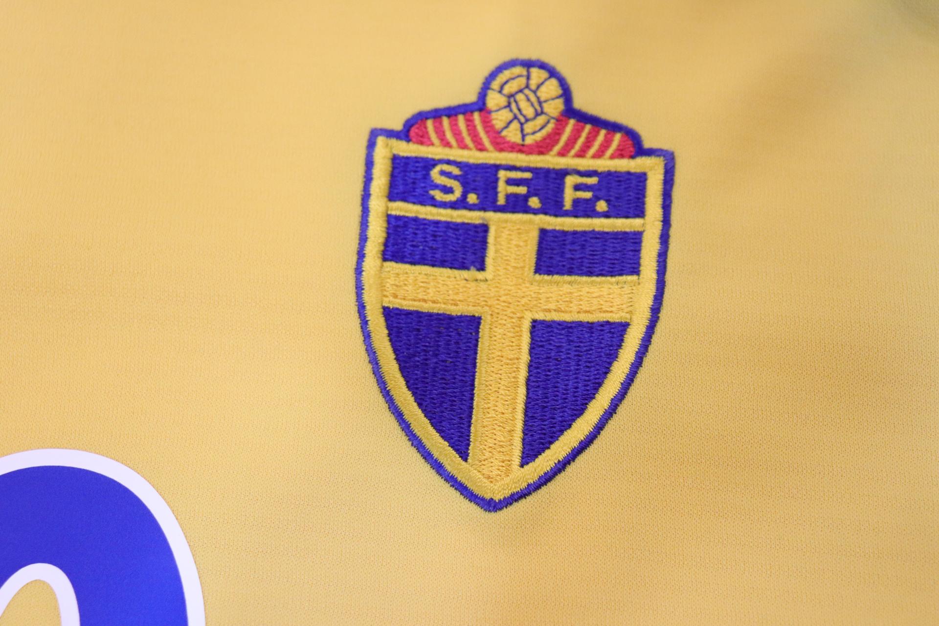 2000-2002 Sweden Home S/S #20 Larsson - L