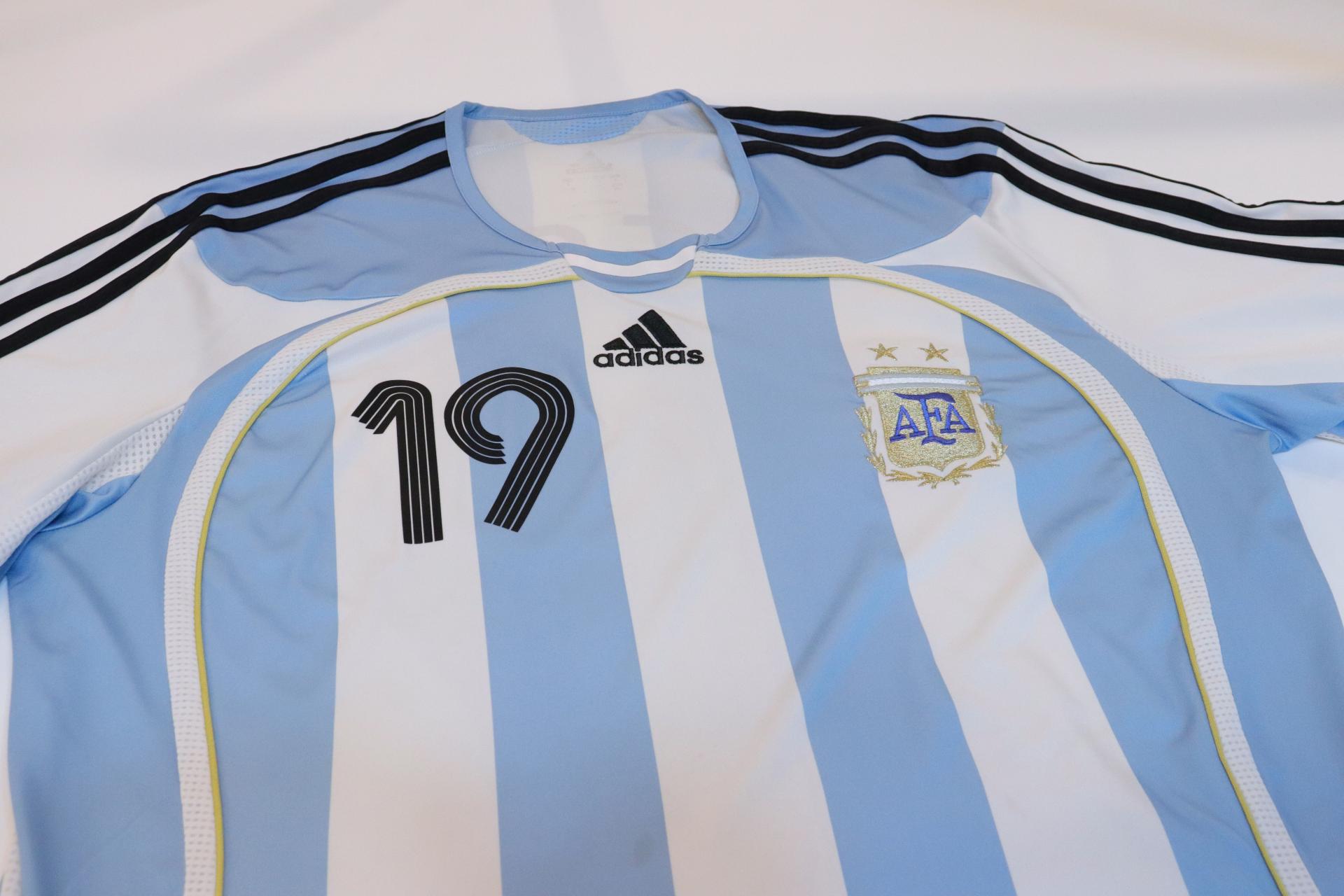 2006-2008 Argentina Home S/S #19 Messi - L