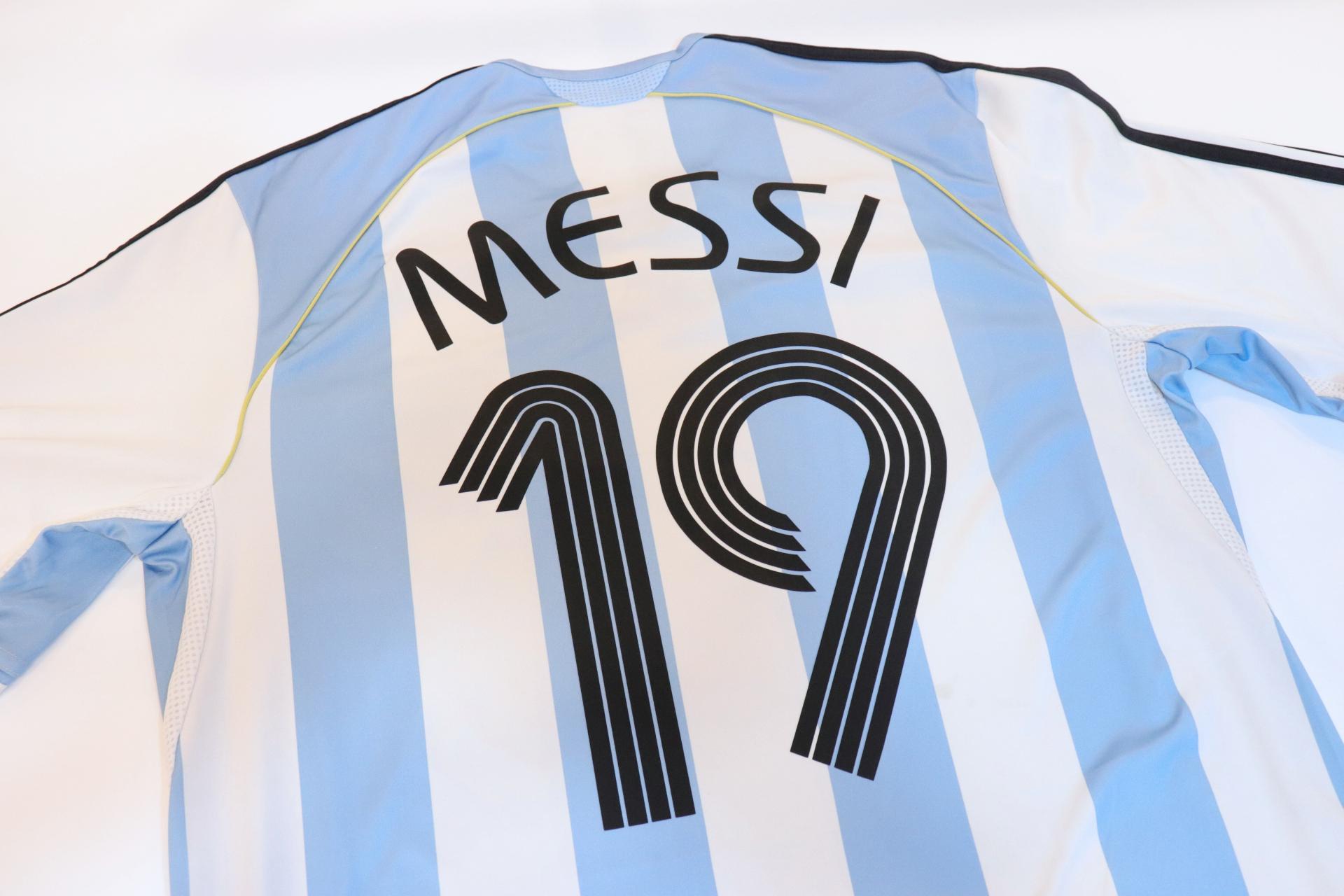 2006-2008 Argentina Home S/S #19 Messi - L