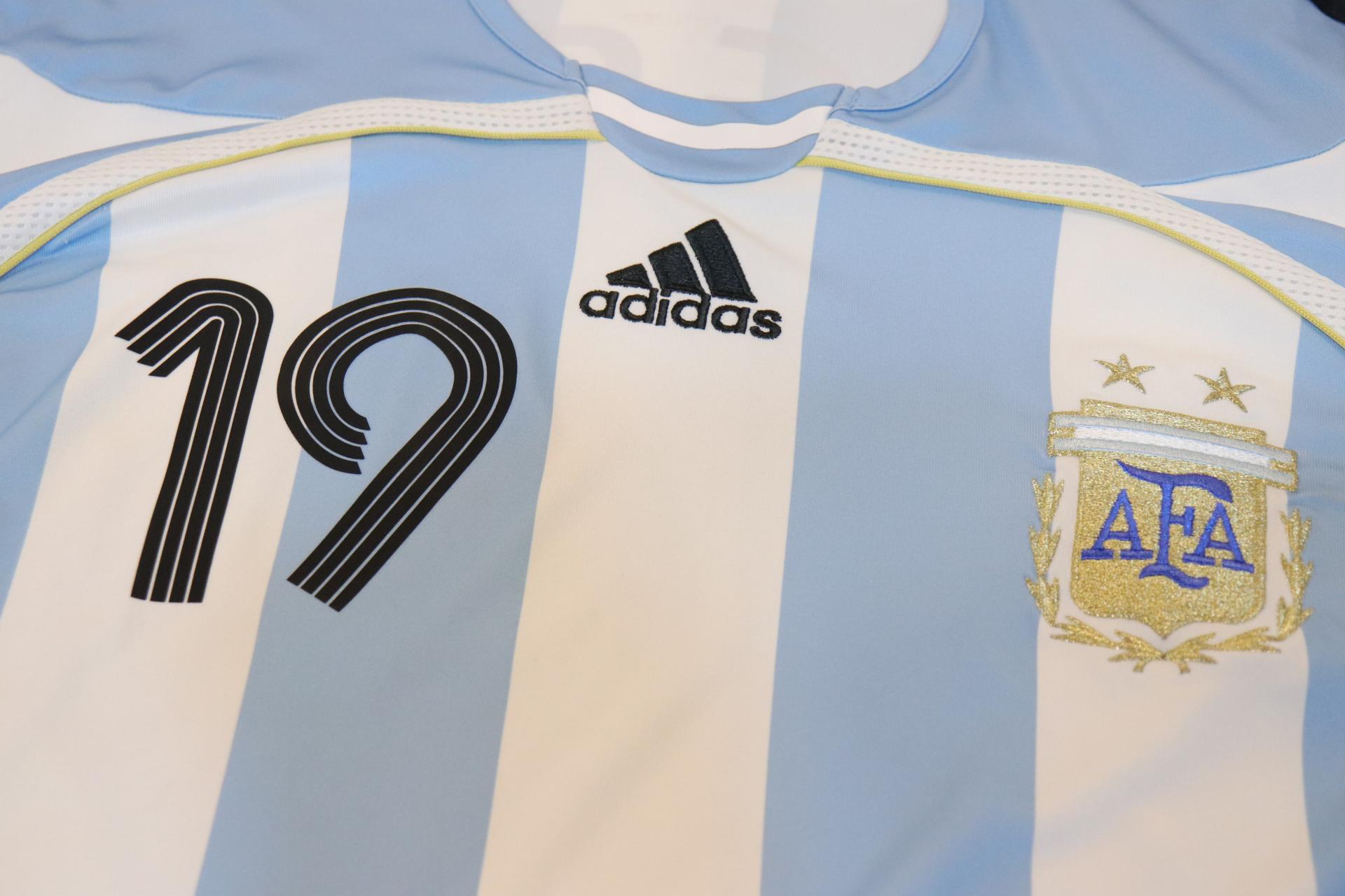 2006-2008 Argentina Home S/S #19 Messi - L