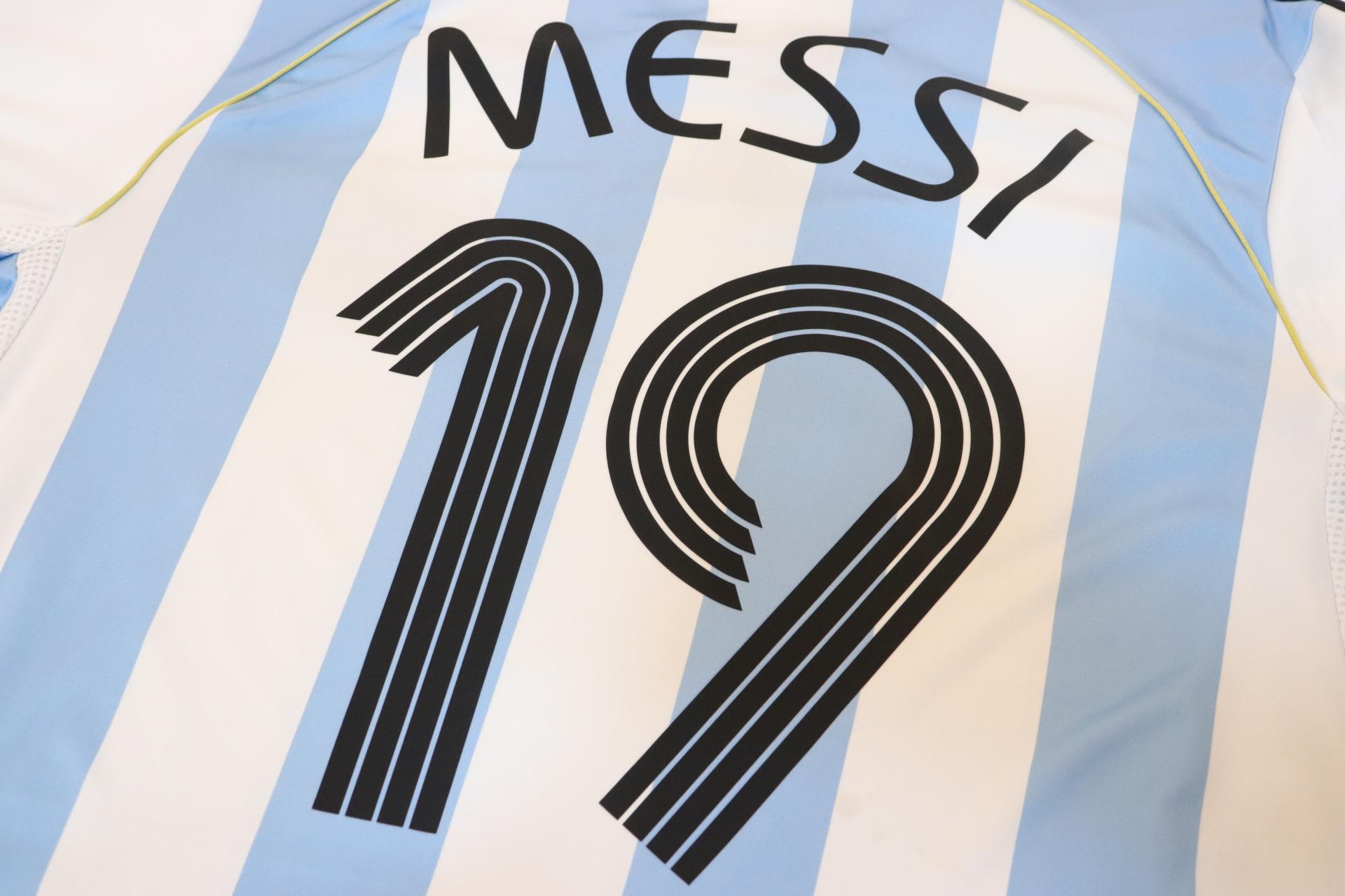 2006-2008 Argentina Home S/S #19 Messi - L