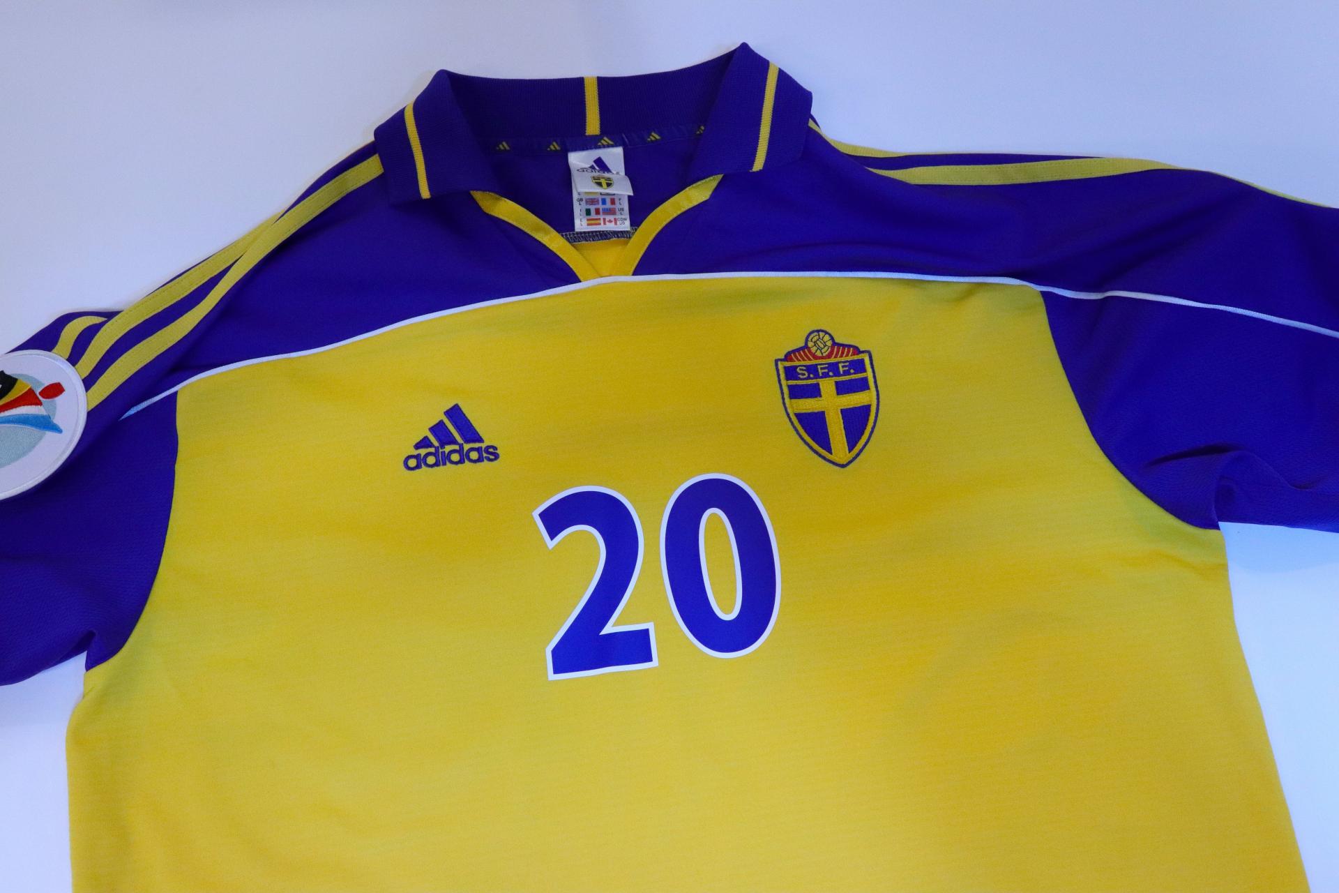2000-2002 Sweden Home S/S #20 Larsson - L