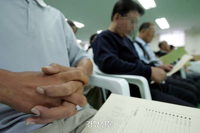 한국 최초 노숙인 인문학 강좌 ‘성프란시스대학 인문학과정’은 2005년 9월 21일 서울 노숙인 다시서기 지원센터에서 시작됐다. 사진은 입학식에 참석한 노숙인 등 참석자들이 교가를 부르는 모습. 경향신문 자료 사진