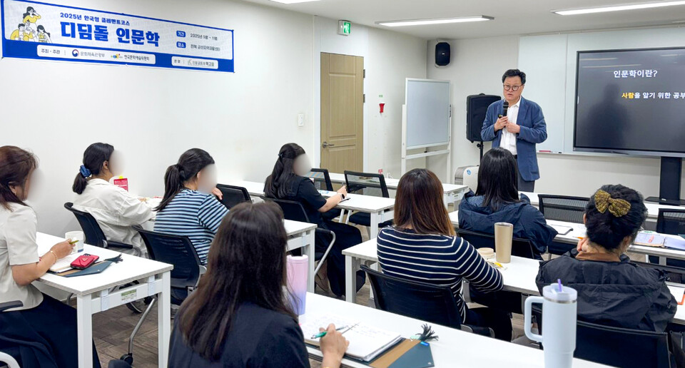 ▲ 최준영 대표가 지난 15일 전북 군산지역자활센터에서 '희망을 주는 인문학'을 주제로 강의를 하고 있다./사진제공=책고집
