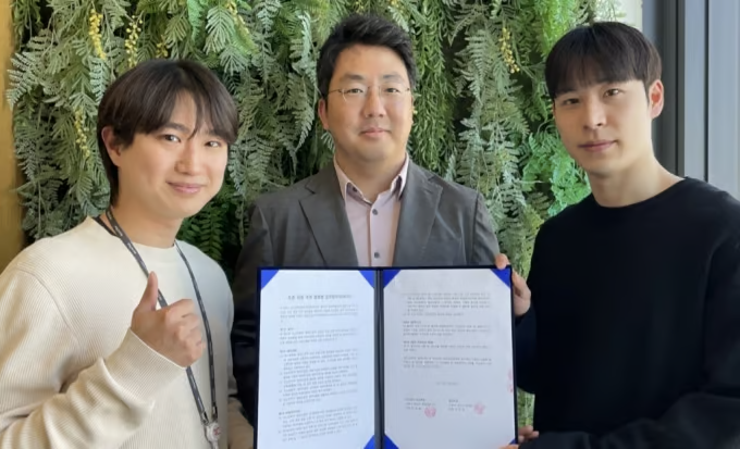 리스트북 및 빌려드림 관계자들이 자연 선순환을 위한 개인 간 렌털 서비스 협약을 체결하고 기념 촬영 중이다.(사진 맨 왼쪽부터)조영호 빌려드림 공동대표, 최승열 리스트북 대표, 남승주 빌려드림 공동대표/사진제공=리스트북