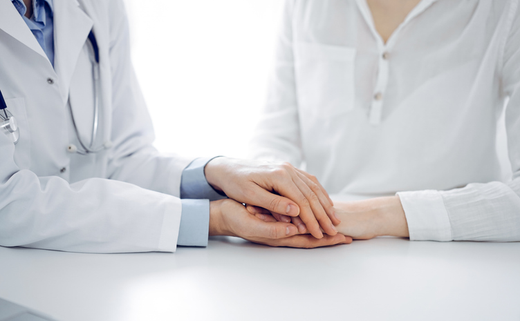 연세w산부인과 의사가 환자의 손을 잡는 모습