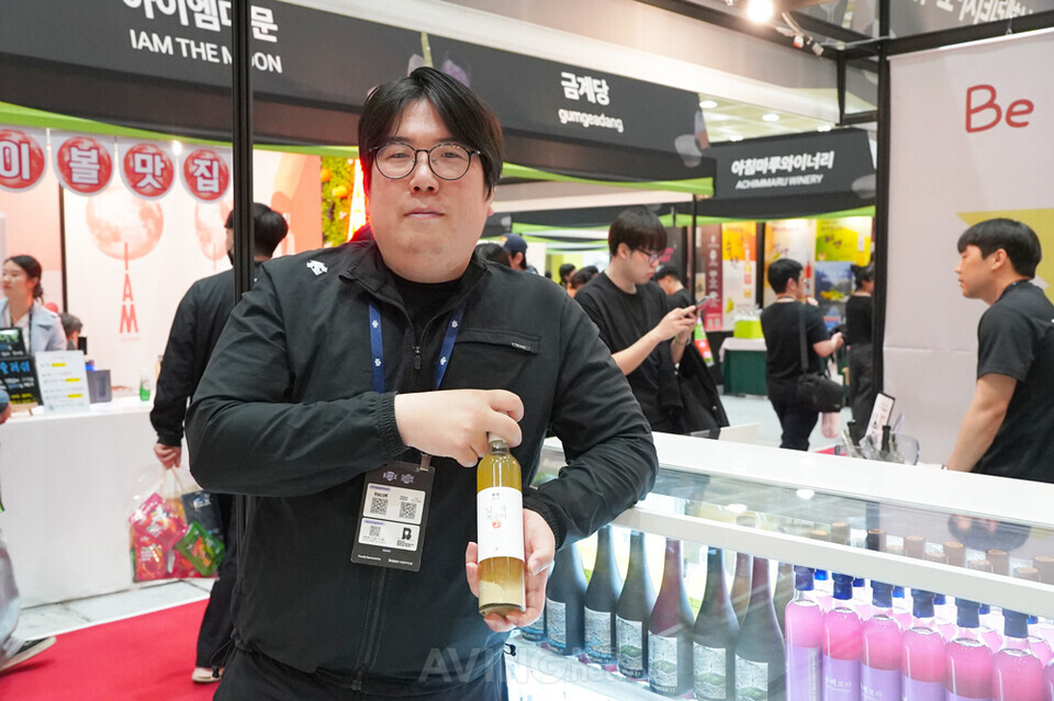 드링크서울 2026 현장에서 최우택 같이양조장 대표가 기념 사진을 촬영 중인 모습. | 촬영 - 에이빙뉴스