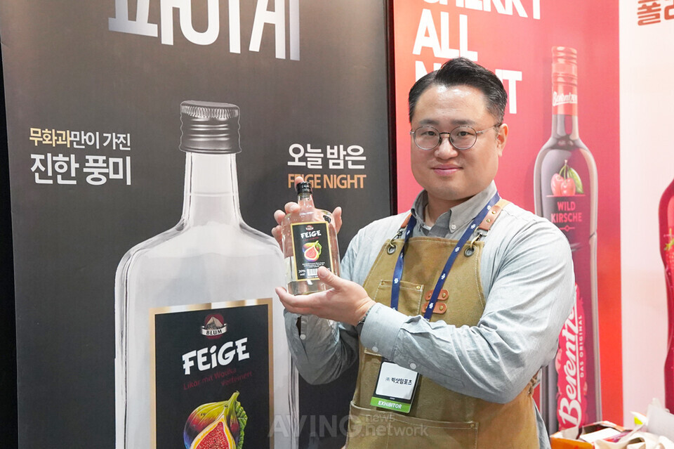 드링크서울 2026 현장에서 박재일 빅샷임포츠 대표가 기념 사진을 촬영하는 모습. | 촬영 - 에이빙뉴스