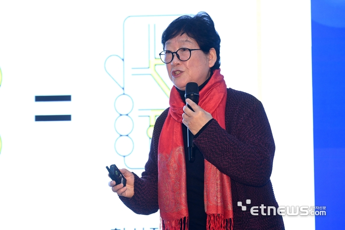 전자신문과 소프트웨이브 조직위원회가 공동 주최한 'AI x 소프트웨이브 서밋 2025'가 4일 서울 강남구 코엑스 소프트웨이브 행사장에서 열렸다. 김인숙 국가인공지능전략위원회 위원이 '글로벌 데이터 비즈니스 진출과 Trust Framework 거버넌스'를 주제로 발표하고 있다. 김민수기자 mskim@etnews.com