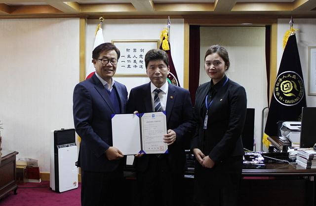 홍영의 이사장(가운데)이 사회복지법인 설립 허가증을 들고 기념촬영을 하고 있다.