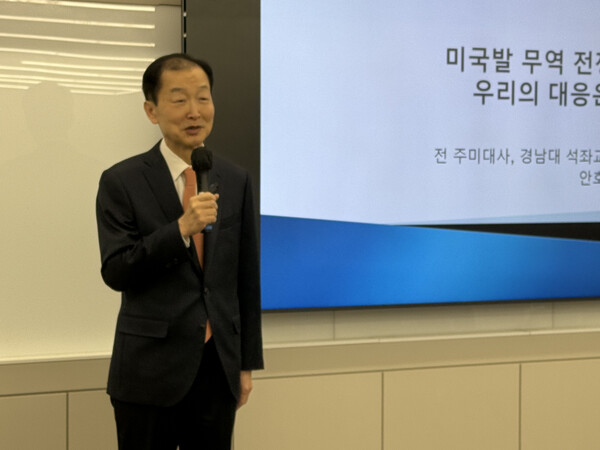 [이날 강연을 맡은 안호영 전) 주미대사]
