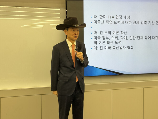 [자신의 실제 경험을 거론하며 당시 착용했던 모자를 가져온 안 전) 주미대사]
