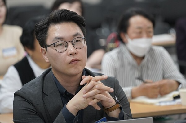 [특별 강연을 듣고 있는 참석자 모습]