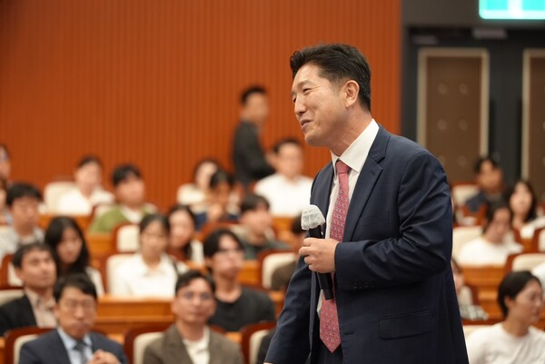 [이날 특강 중인 서인택 통일천사 공동상임의장의 모습]