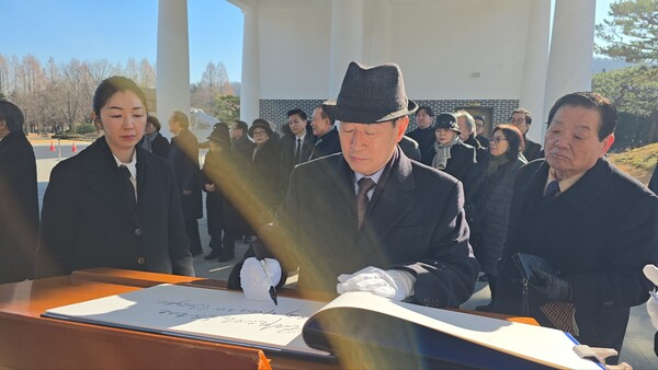 [현충원 방명록을 작성하는 이상진 중앙 회장]