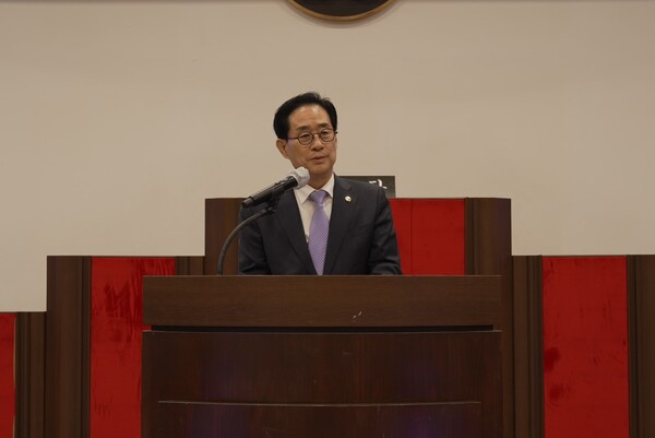[인사말 중인 이상진 LAKU 중앙회장의 모습]
