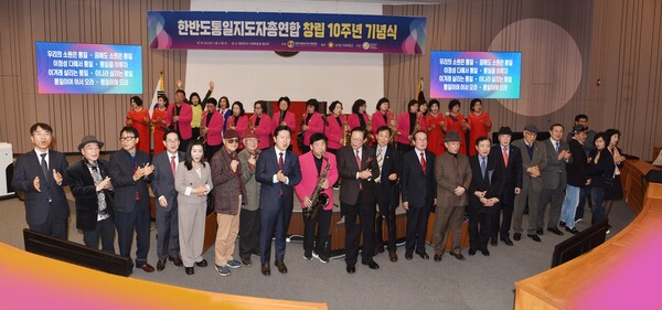 [참가자들이 함께 우리의 소원은 통일을 합창하고 있다]