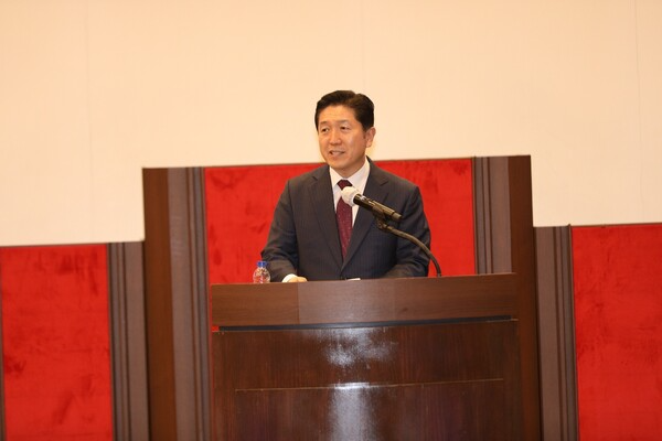 [축사 중인 서인택 글로벌피스재단 이사장의 모습]