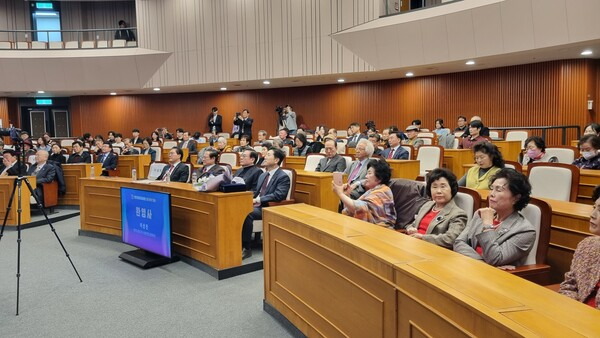 [10주년 기념 영상을 시청하는 참가자들의 모습]