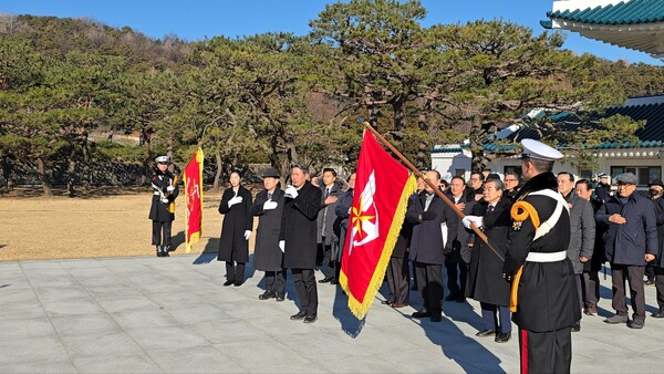 [현충원 참배 중인 한반도통일지도자총연합 회원들의 모습]