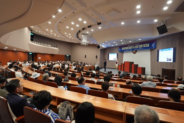 [서 의장의 강연을 경청하는 참석자들의 모습]