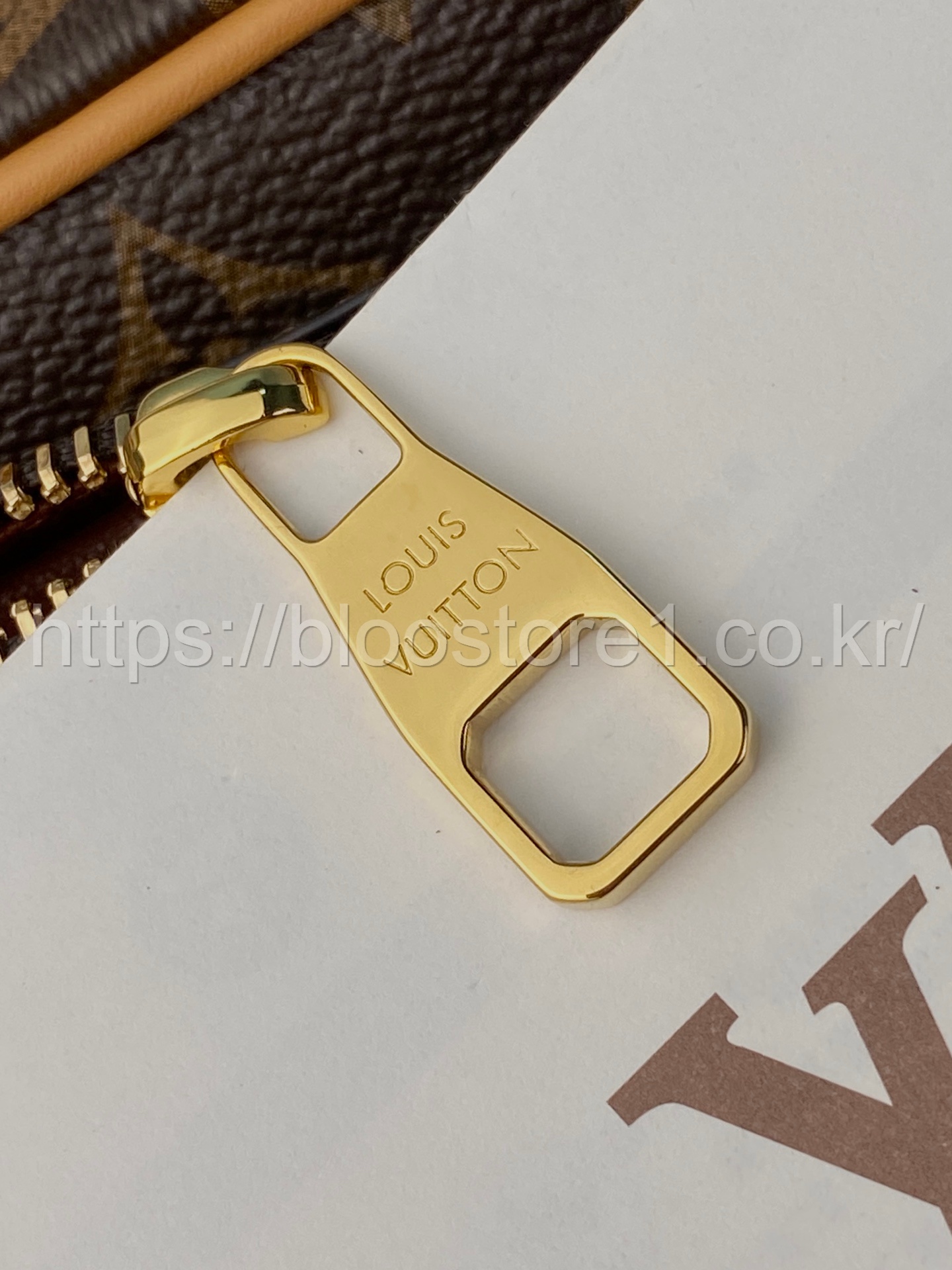루이비통 락커 돕 키트 카고 M2A501