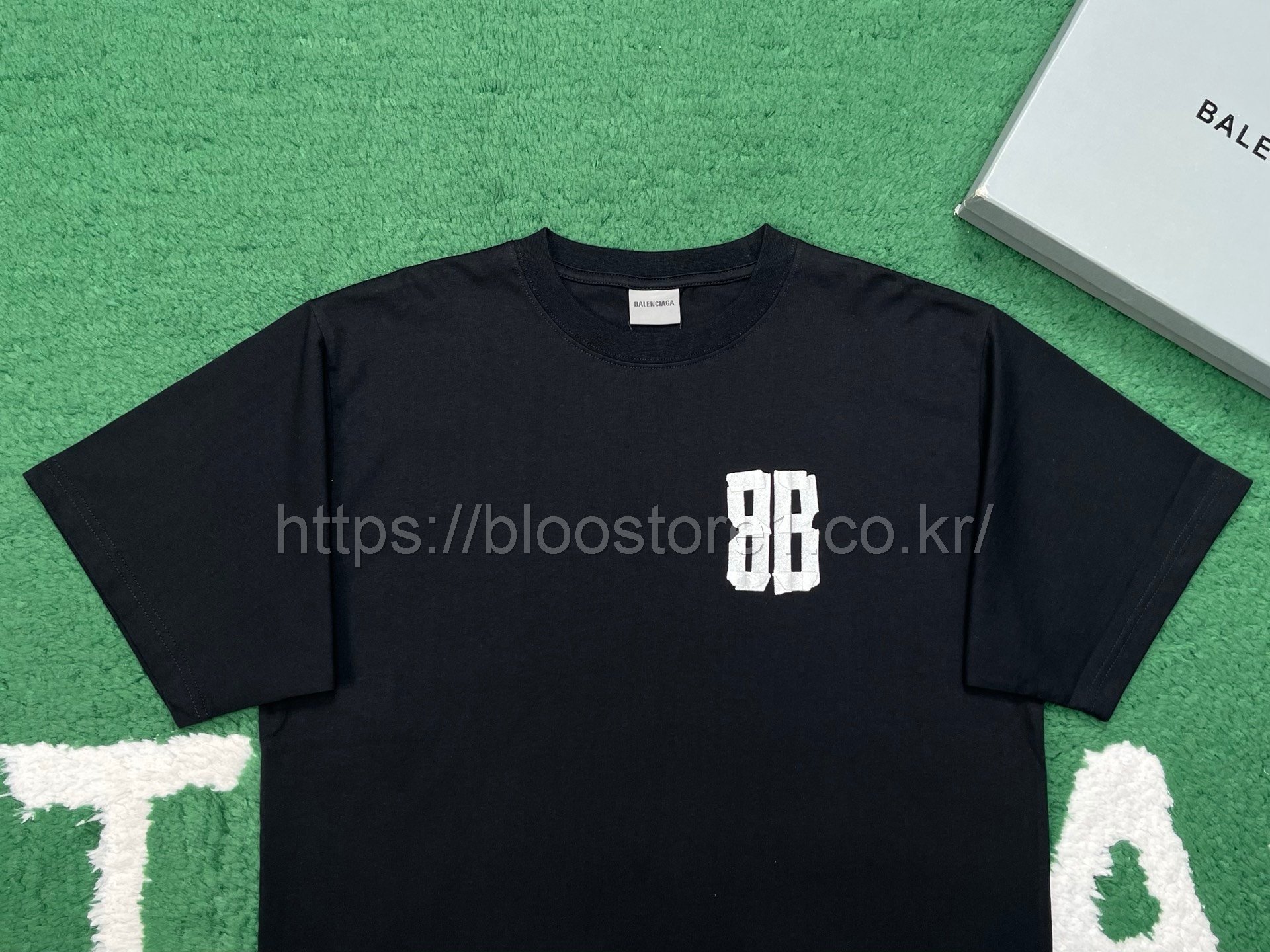 발렌시아가 글리터 테이프 타입 라지핏 티셔츠