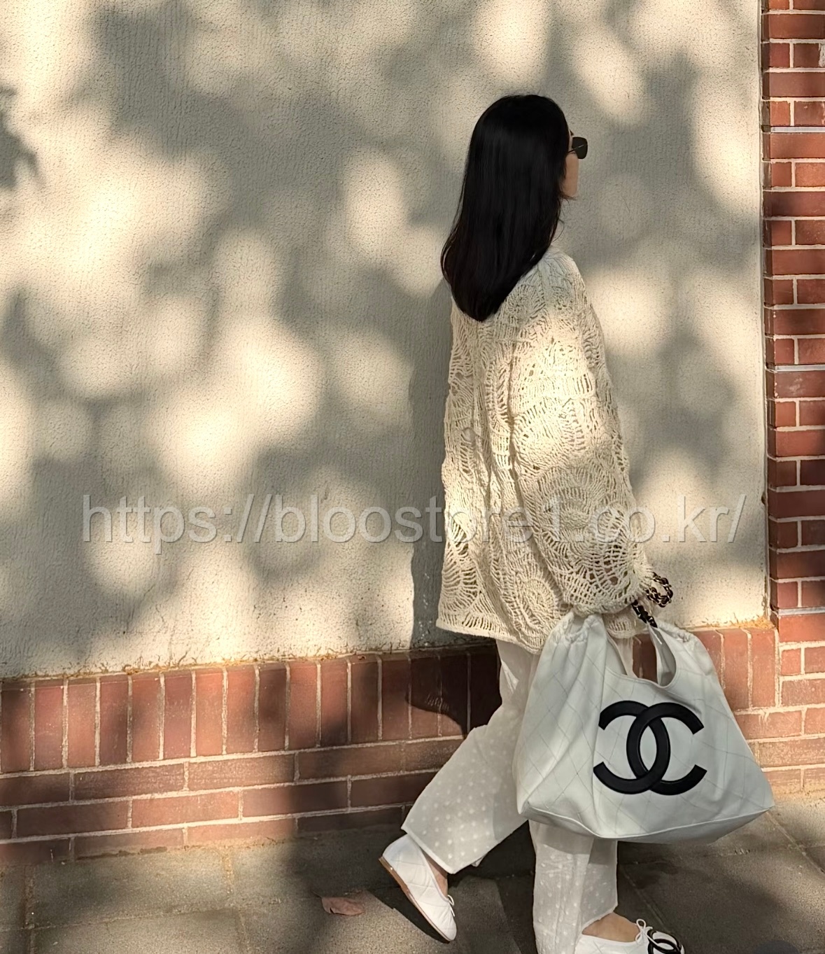 샤넬 26SS 코코비치 스몰 쇼핑백 데님 카프스킨 화이트 블랙
