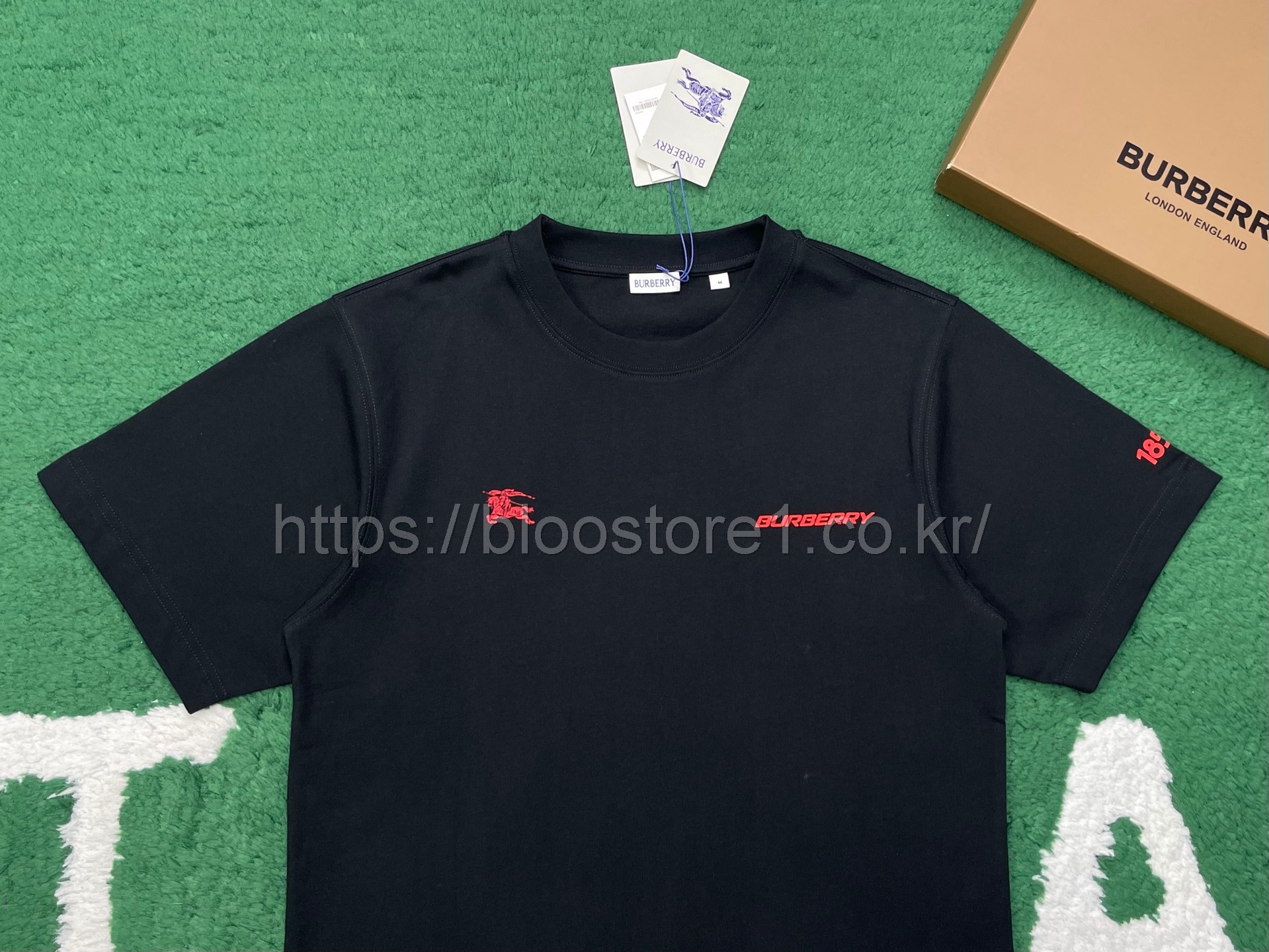 버버리 릴랙스핏 런던 맵 코튼 티셔츠 2color (블랙) (화이트)