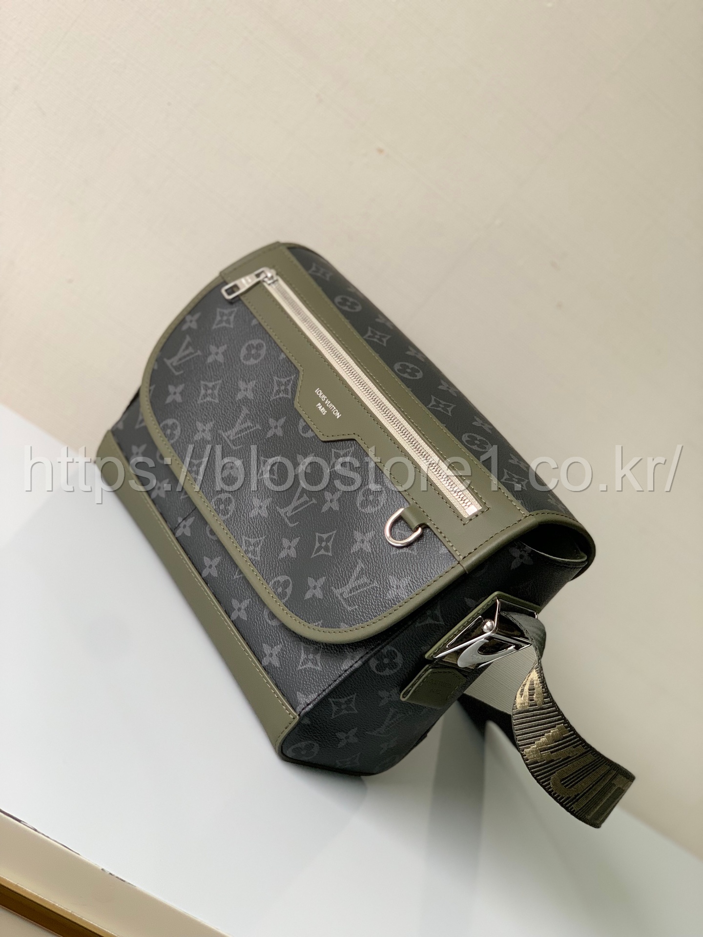 루이비통 꾸리에 메신저백 M28630
