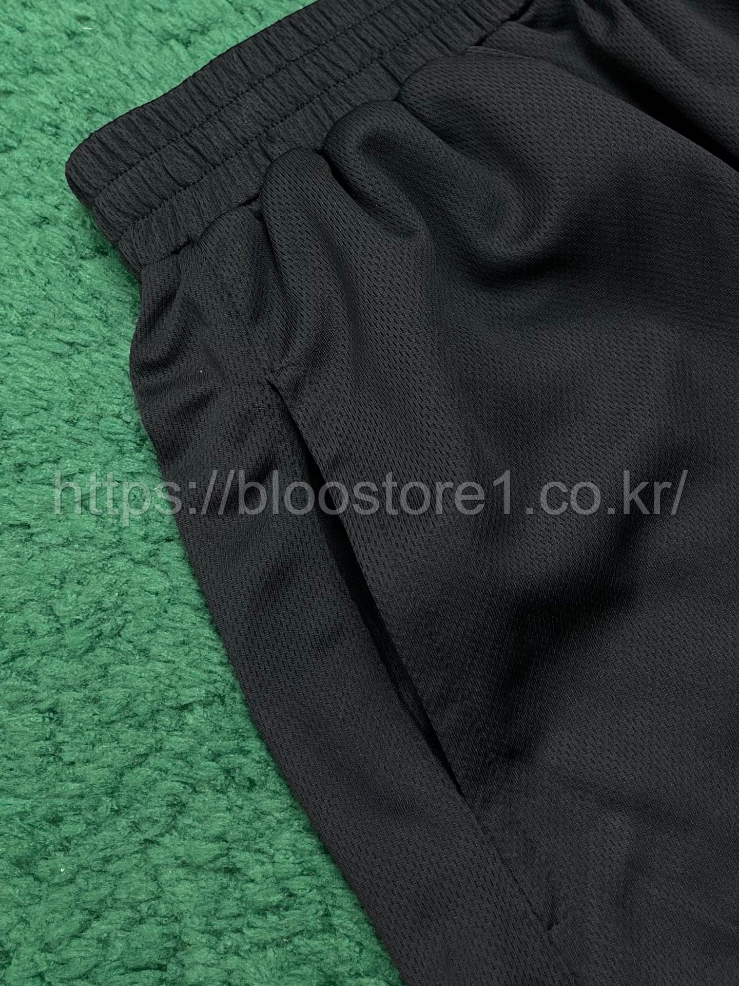 발렌시아가 남성 사커 배기 쇼츠 블랙