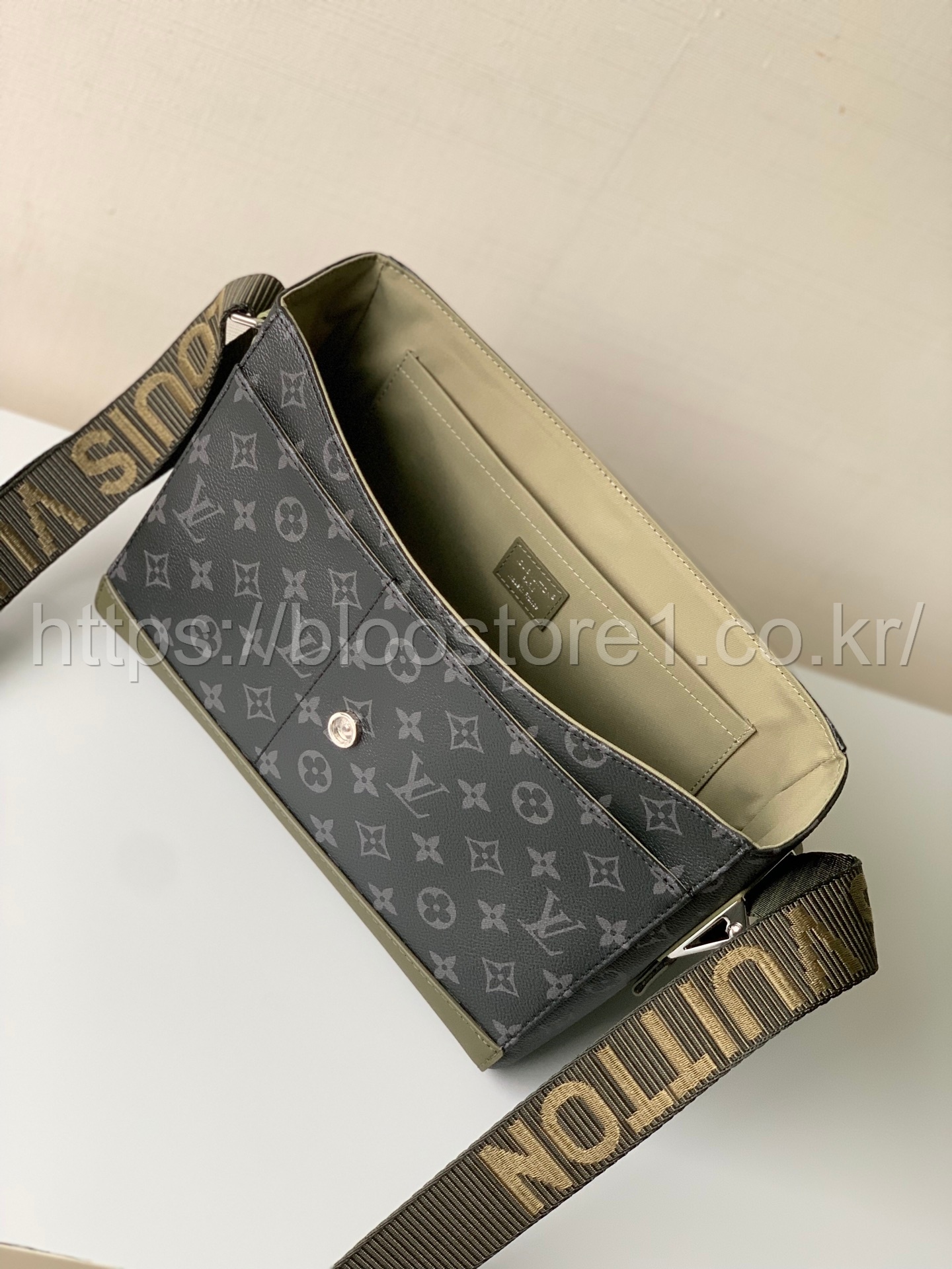 루이비통 꾸리에 메신저백 M28630