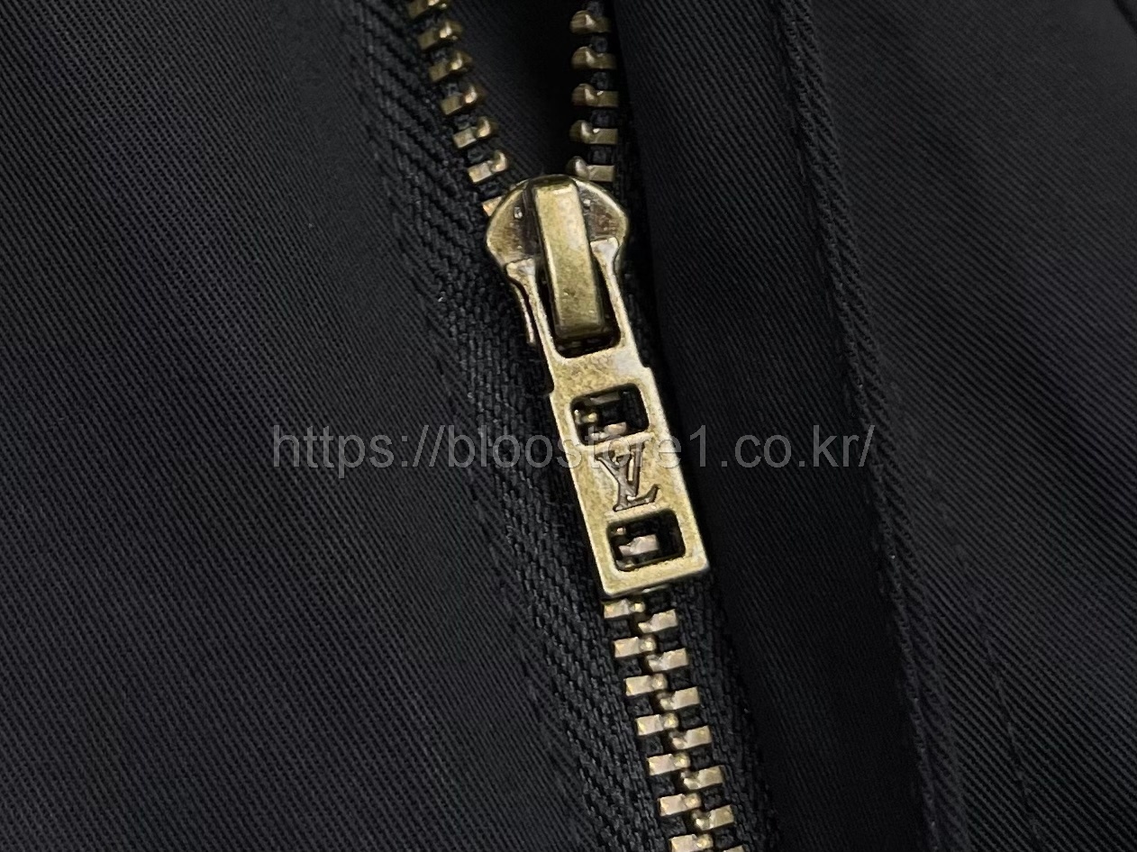 루이비통 릴랙스드 팬츠 위드 엠보스드 시그니처 디테일 1AK76A