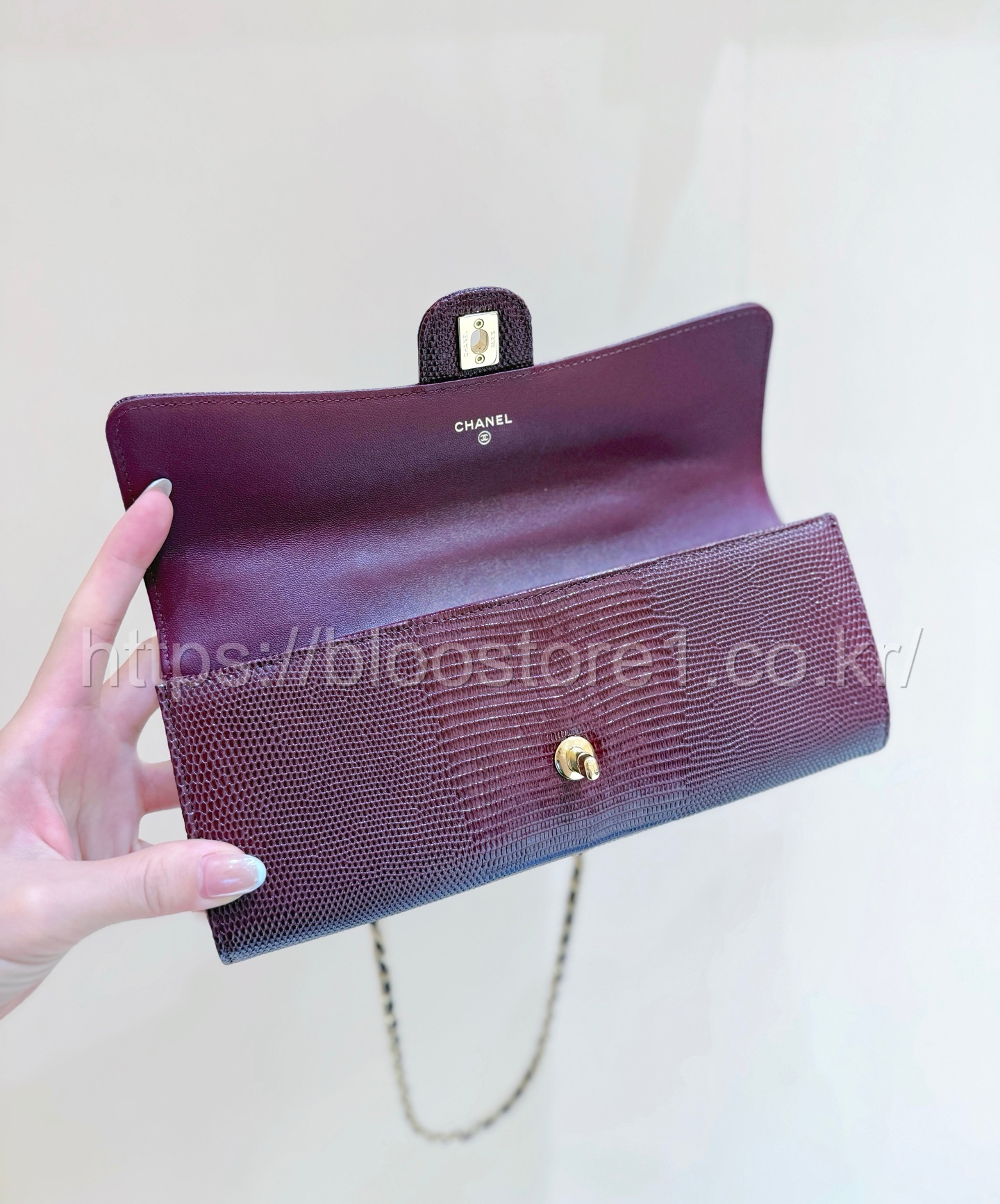 샤넬 26SS 리자드 엠보스드 카프스킨 체인 클러치 버건디