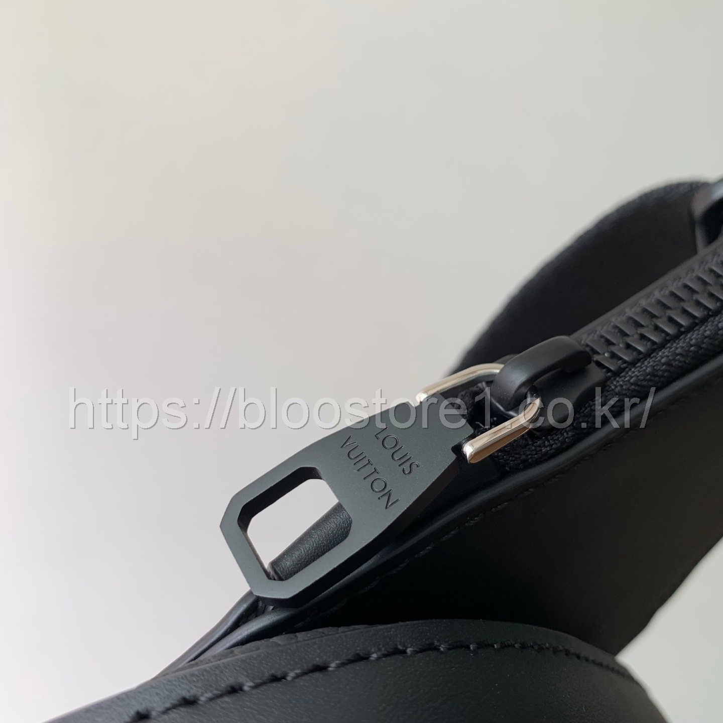 루이비통 애비뉴 슬링백 PM M2A354