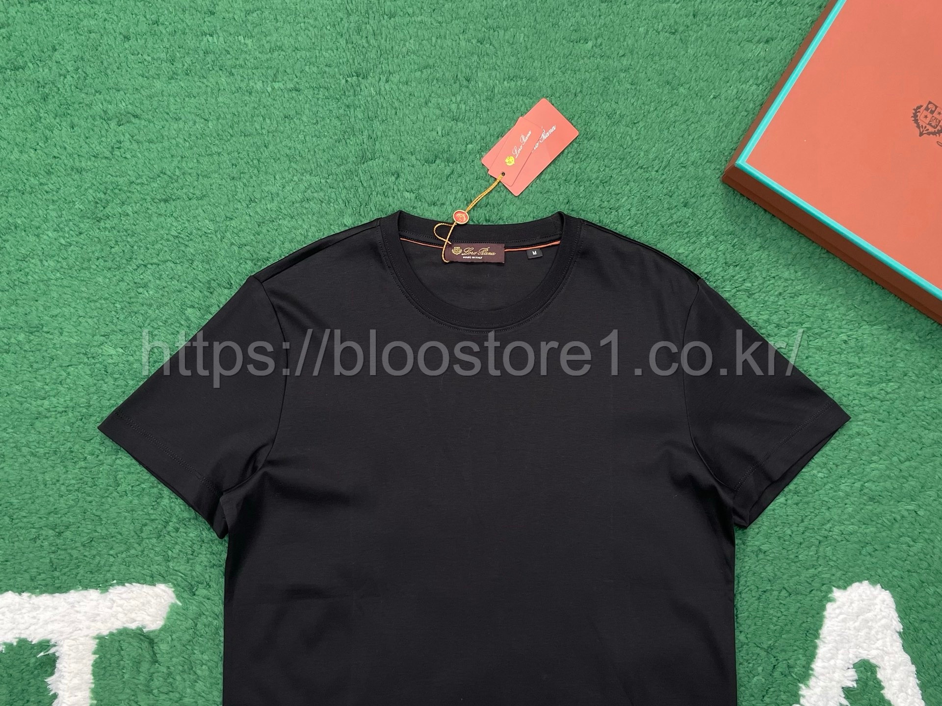 로로피아나 더 기프트 오브 킹스 킴 티셔츠 2color (블랙) (화이트)