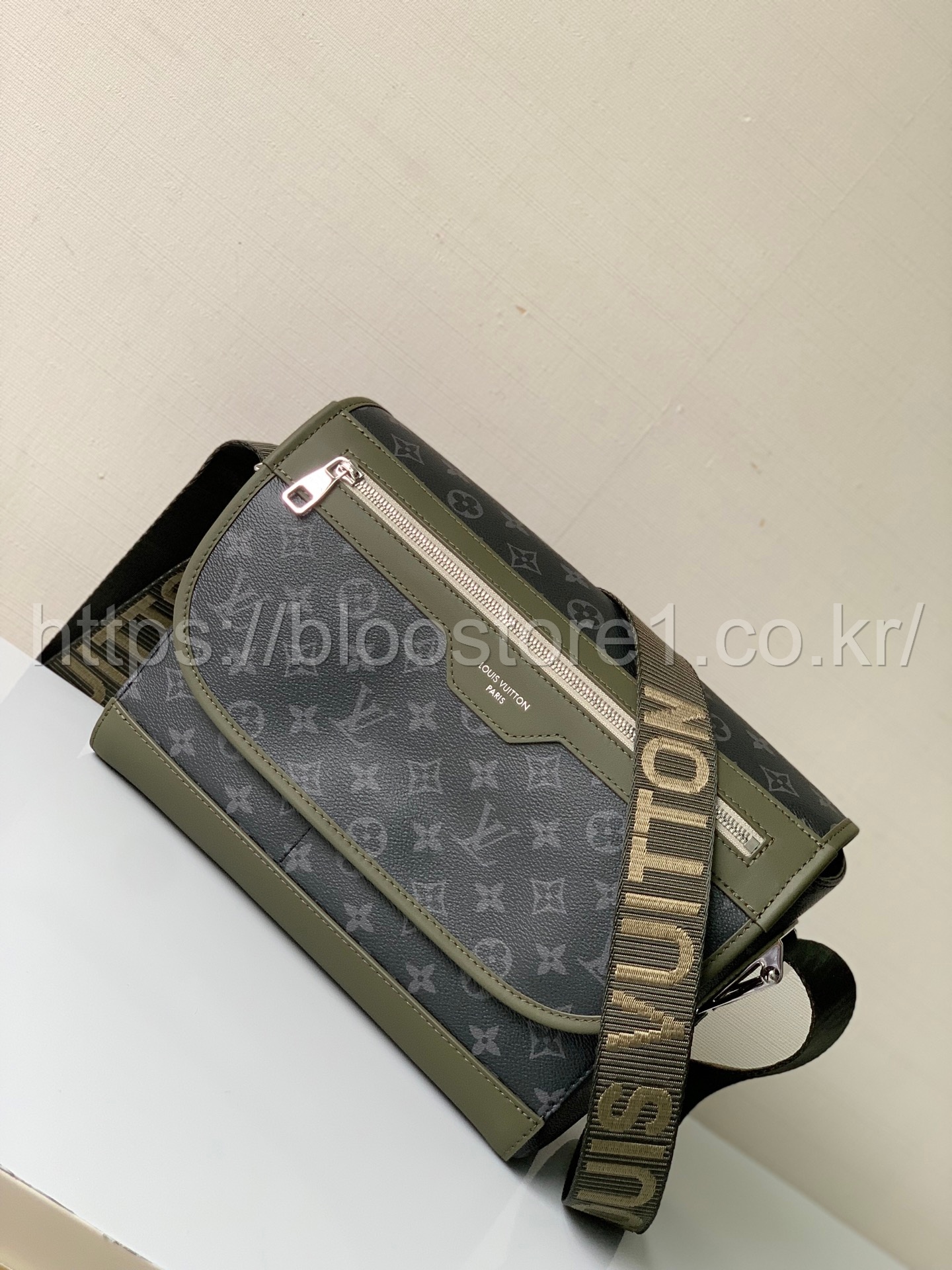 루이비통 꾸리에 메신저백 M28630