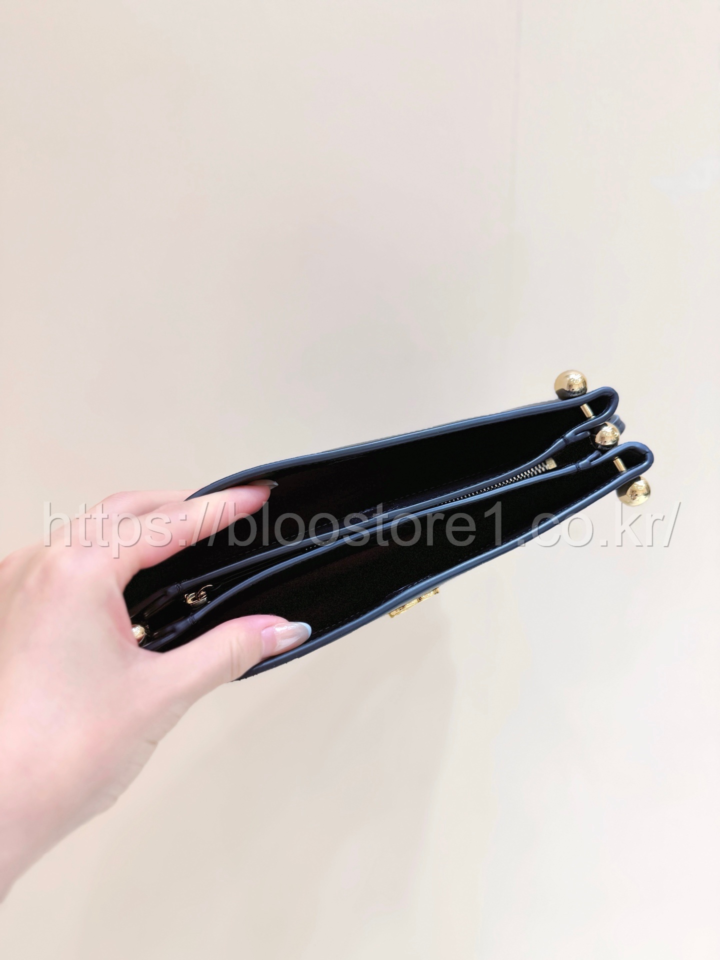 샤넬 램스킨 골드 칙 스터드 클러치 백 블랙