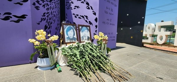 지난 2024년 6월13일 오전 경기 양주시 효순·미선 평화공원에서 희생자들을 추모하는 추모제가 진행되고 있다. 사진은 추모 현장에 놓인 두 여중생의 영정 사진과 꽃. 2024.6.13 /연합뉴스