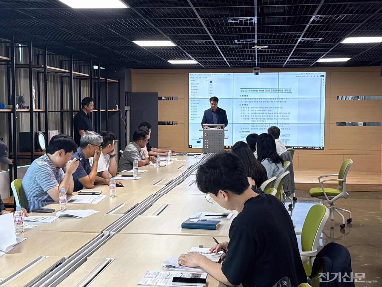 에너지밸리기업개발원은 8월 19일 개발원 3층 OpenLAB에서 ‘1st KOR-IDN Energy Week 2025’를 앞두고, 관련 오리엔테이션을 진행한 가운데, 이현찬 에너지밸리기업개발원장이 발표하고 있다. [사진=에너지밸리기업개발원]