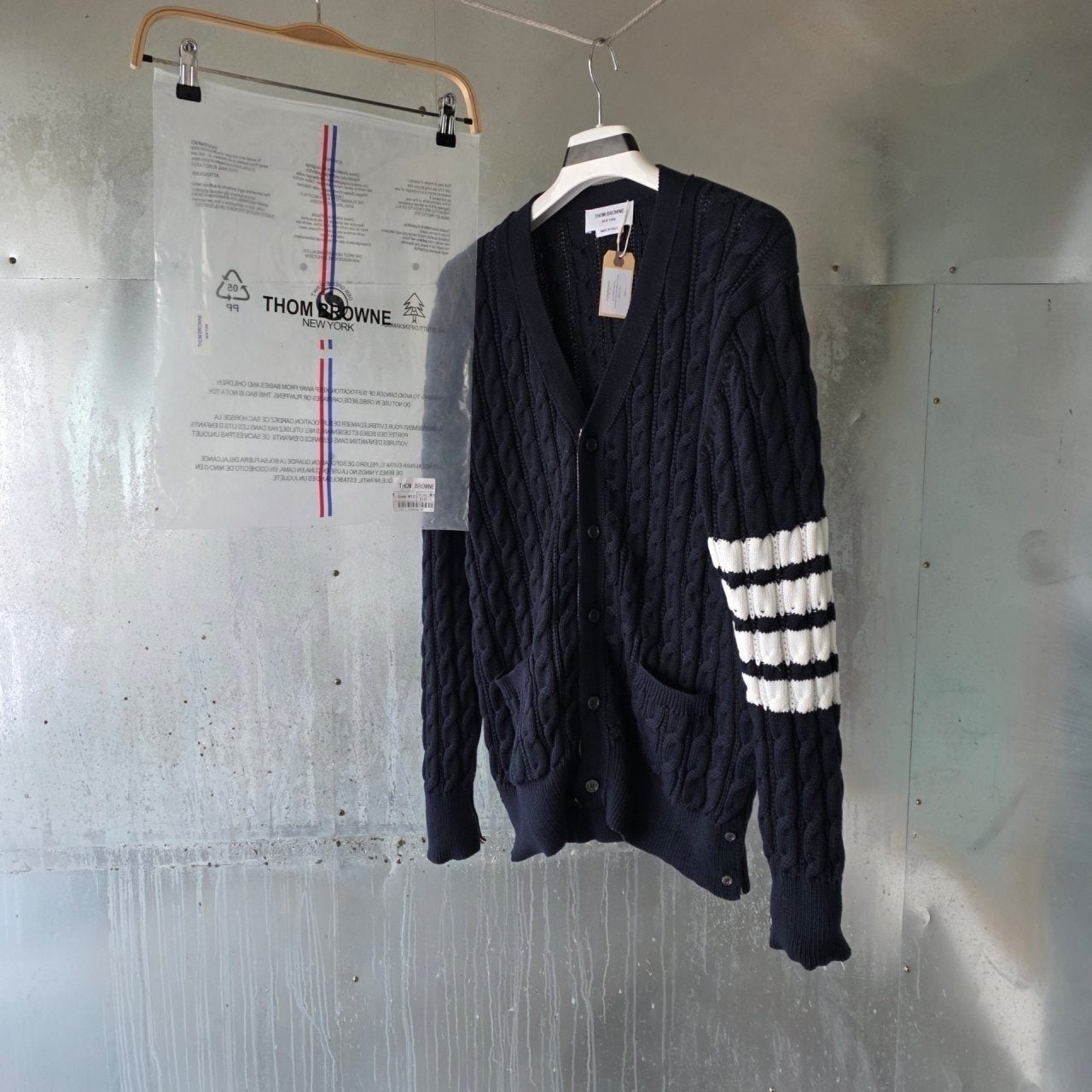 [국내/오늘 배송] 톰 브라운 사선완장 아란케이블 가디건